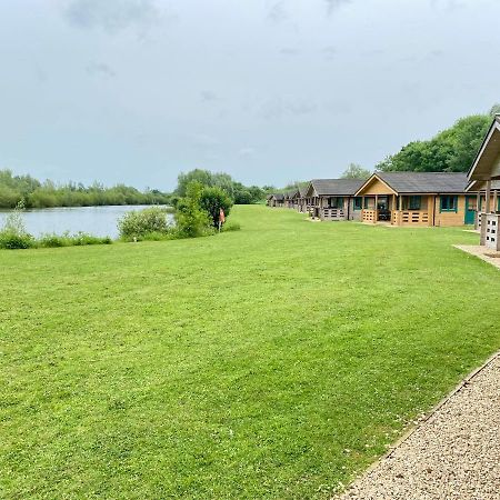 Lake Pochard, Oak Lodge South Cerney Exteriör bild