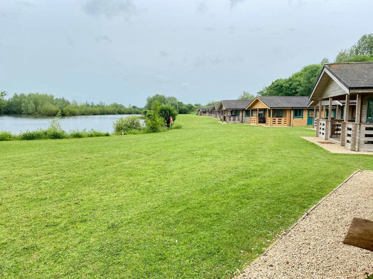 Lake Pochard, Oak Lodge South Cerney Exteriör bild