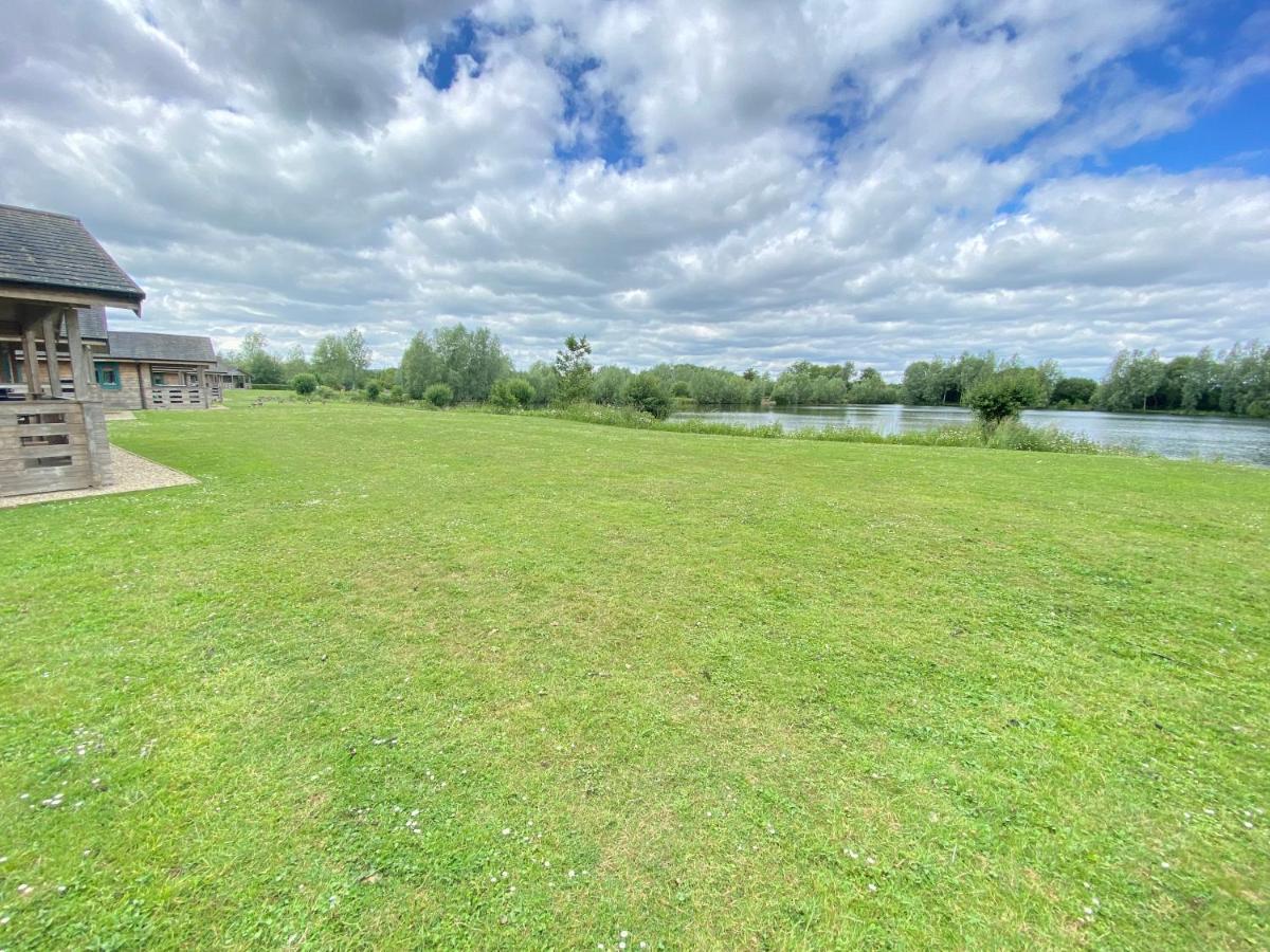 Lake Pochard, Oak Lodge South Cerney Exteriör bild